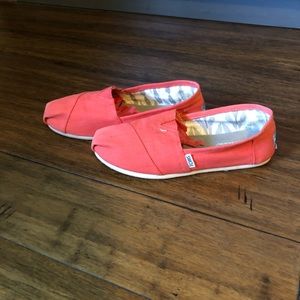 Blood orange/red canvas Toms